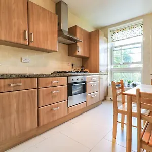 https://newly-renovated-4-bed-flat.brighton-hotels-england.com